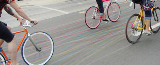 Des Roues de Bicyclettes qui laissent des Traces