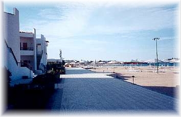 Hotel Ménaville et sa plage